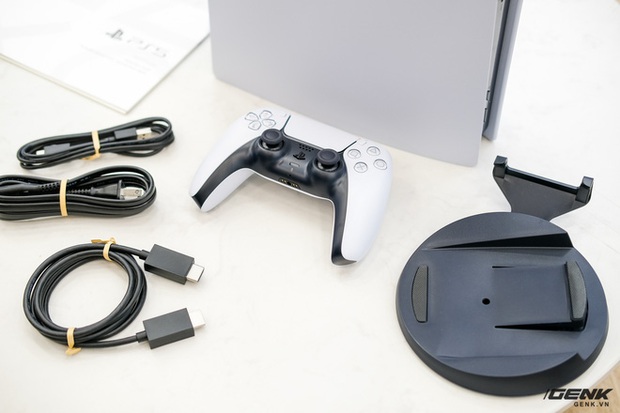 Cận cảnh PlayStation 5 đầu tiên vừa về Việt Nam, giá 34,5 triệu đồng - Ảnh 5. Cận cảnh PlayStation 5 đầu tiên vừa về Việt Nam, giá 34,5 triệu đồng - Ảnh 5.