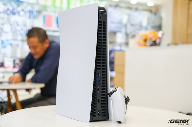 Cận cảnh PlayStation 5 đầu tiên vừa về Việt Nam, giá 34,5 triệu đồng - Ảnh 6. Cận cảnh PlayStation 5 đầu tiên vừa về Việt Nam, giá 34,5 triệu đồng - Ảnh 6.