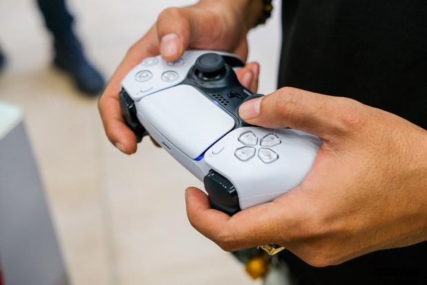 Cận cảnh PlayStation 5 đầu tiên vừa về Việt Nam, giá 34,5 triệu đồng - Ảnh 10. Cận cảnh PlayStation 5 đầu tiên vừa về Việt Nam, giá 34,5 triệu đồng - Ảnh 10.