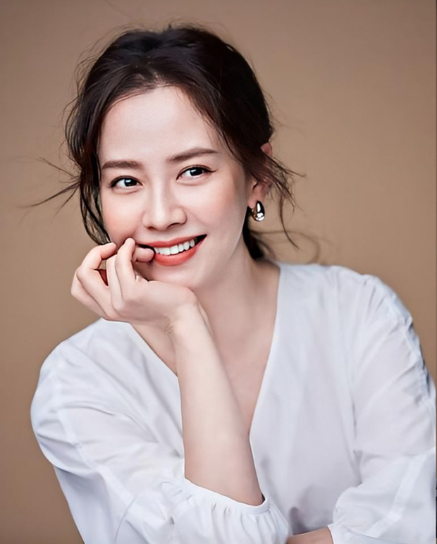 Song Ji Hyo bị cắm sừng, Gong Yoo xấu hổ vì gọi bạn gái cũ lúc say và loạt chuyện tình buồn của sao Hàn lần đầu được hé lộ - Ảnh 3.