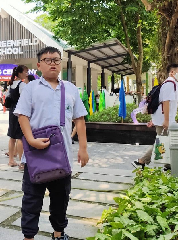 Con trai Xuân Bắc mặt đờ đẫn, quần áo xộc xệch 6 năm trước thay đổi ngoạn mục với style Chủ tịch - Ảnh 3.