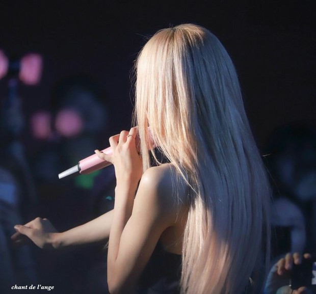 The female idol has the most beautiful back shadow in Kpop: Her hair flies like a work of art, reveals her amazing body, and she turns even more passionate - Photo 6.