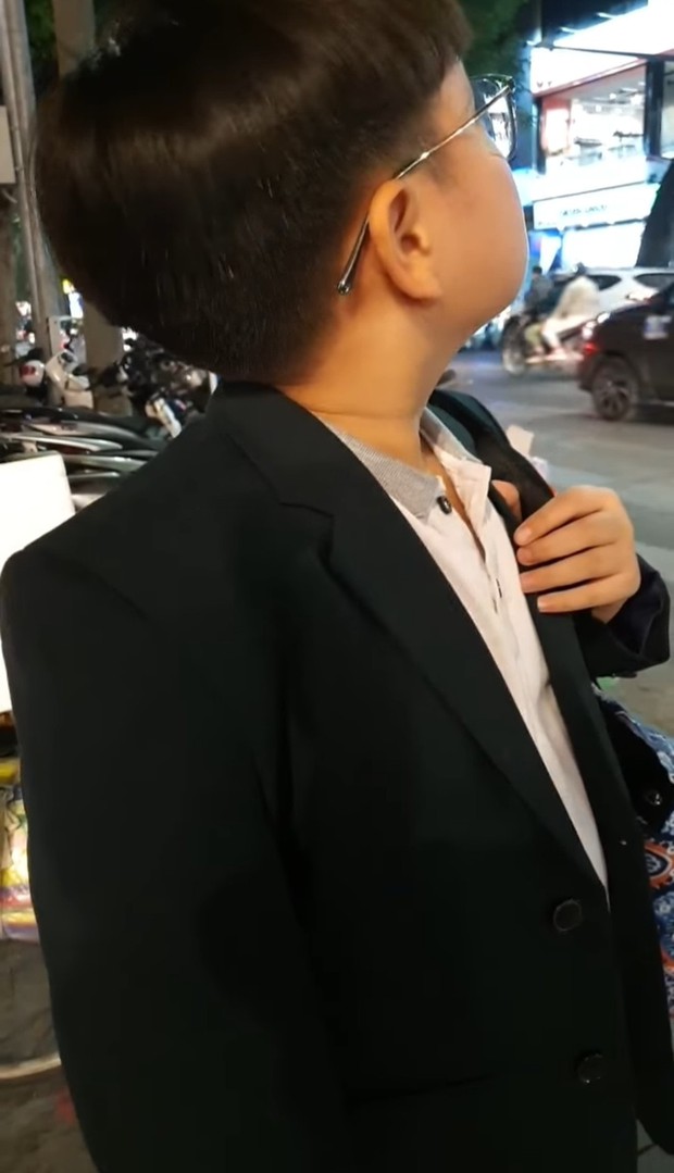 Con trai Xuân Bắc mặt đờ đẫn, quần áo xộc xệch 6 năm trước thay đổi ngoạn mục với style Chủ tịch - Ảnh 1.