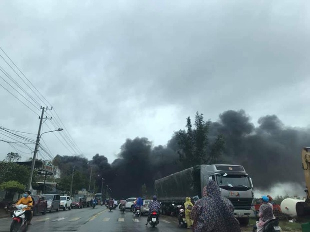 Cháy lớn tại cơ sở tái chế phế liệu nhựa ở Quảng Nam - Ảnh 2.