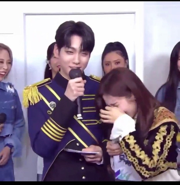 Mỹ nhân Oh My Girl gây tranh cãi kịch liệt vì thói quen ngả người vào nam thần em trai BTS, netizen Hàn liệu có quá khắt khe? - Ảnh 3. Mỹ nhân Oh My Girl gây tranh cãi kịch liệt vì thói quen ngả người vào nam thần em trai BTS, netizen Hàn liệu có quá khắt khe? - Ảnh 3.