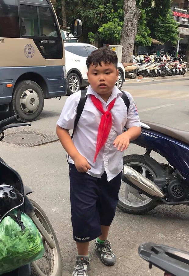 Con trai Xuân Bắc mặt đờ đẫn, quần áo xộc xệch 6 năm trước thay đổi ngoạn mục với style Chủ tịch - Ảnh 9.