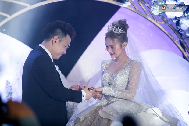 Cận cảnh loạt váy cưới, trong đó có chiếc 28 tỷ đính 6 viên kim cương của Xoài Non - vợ streamer giàu nhất VN - Ảnh 2.