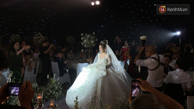 As expected of Vietnam's richest streamer's wife, Non Mango looks splendidly gorgeous in a $ 28 billion wedding dress!  Photo 6.