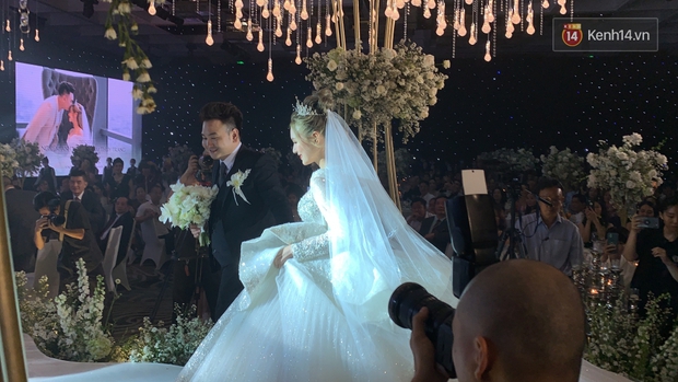 As expected of Vietnam's richest streamer's wife, Non Mango looks splendidly gorgeous in a $ 28 billion wedding dress!  - Photo 7.