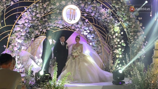 As expected of Vietnam's richest streamer's wife, Non Mango looks splendidly gorgeous in a $ 28 billion wedding dress!  Photo 9.