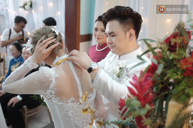 Clip: Vợ chồng streamer giàu nhất Việt Nam cười tít mắt lúc trao vàng cưới - Ảnh 8. Clip: Vợ chồng streamer giàu nhất Việt Nam cười tít mắt lúc trao vàng cưới - Ảnh 8.