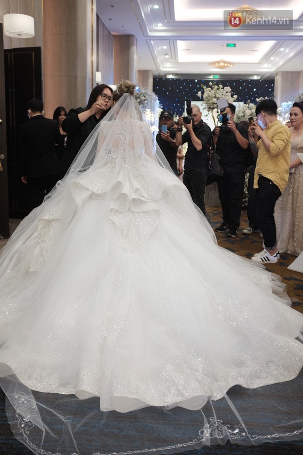 As expected of Vietnam's richest streamer's wife, Non Mango looks splendidly gorgeous in a $ 28 billion wedding dress!  - Photo 4.