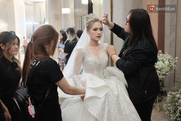 As expected of Vietnam's richest streamer's wife, Non Mango looks splendidly gorgeous in a $ 28 billion wedding dress!  Photo 3.