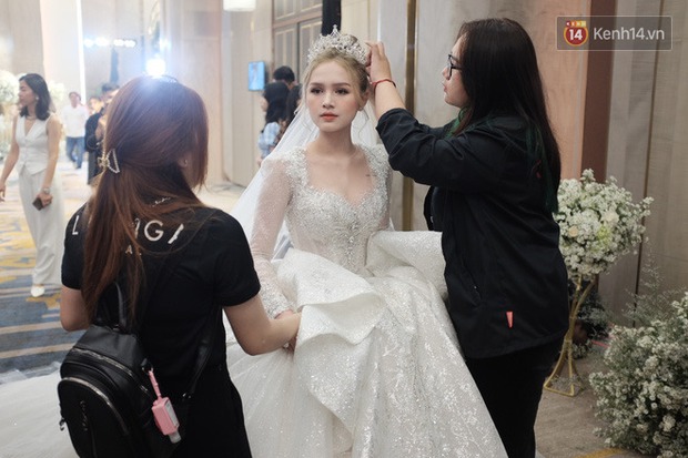 As expected of Vietnam's richest streamer's wife, Non Mango looks splendidly gorgeous in a $ 28 billion wedding dress!  Photo 5.