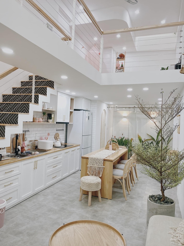 Bán chung cư, đôi vợ chồng trẻ mua căn nhà nát ở Gò Vấp và tự decor lại, đẹp như studio chụp hình - Ảnh 1.