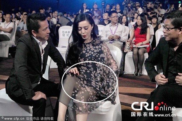 Lộ nội y đã là gì, Phạm Băng Băng còn nhiều sự cố thời trang đi vào lịch sử thảm đỏ: Đến giờ nhắc lại vẫn hết hồn - Ảnh 3. Lộ nội y đã là gì, Phạm Băng Băng còn nhiều sự cố thời trang đi vào lịch sử thảm đỏ: Đến giờ nhắc lại vẫn hết hồn - Ảnh 3.