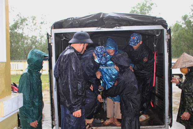  Chùm ảnh: Quảng Trị chạy đua sơ tán dân trước khi bão số 13 đổ bộ  - Ảnh 4.