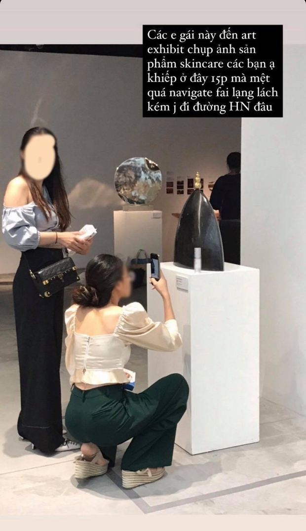 Netizens were furious at the scene of two girls going to an art exhibition to take pictures of a cosmetic ad - Photo 3.