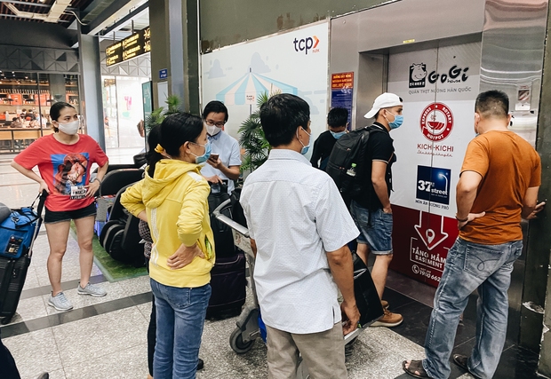 Tân Sơn Nhất phân làn, hành khách và tài xế công nghệ mỏi mắt tìm nhau giữa các tầng ở nhà giữ xe: “Chờ cả tiếng lại phải trả thêm 25.000 đồng - Ảnh 4.