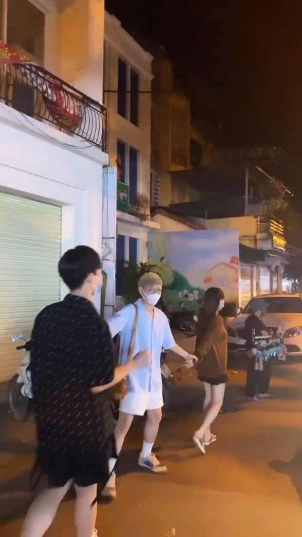 Lâu rồi mới thấy hội Hoa Dâm Bụt lộ diện: Nhìn Hoà Minzy cùng Đức Phúc - Erik tụ tập chill giữa lúc Vbiz loạn mà yên lòng! - Ảnh 4. Lâu rồi mới thấy hội Hoa Dâm Bụt lộ diện: Nhìn Hoà Minzy cùng Đức Phúc - Erik tụ tập chill giữa lúc Vbiz loạn mà yên lòng! - Ảnh 4.