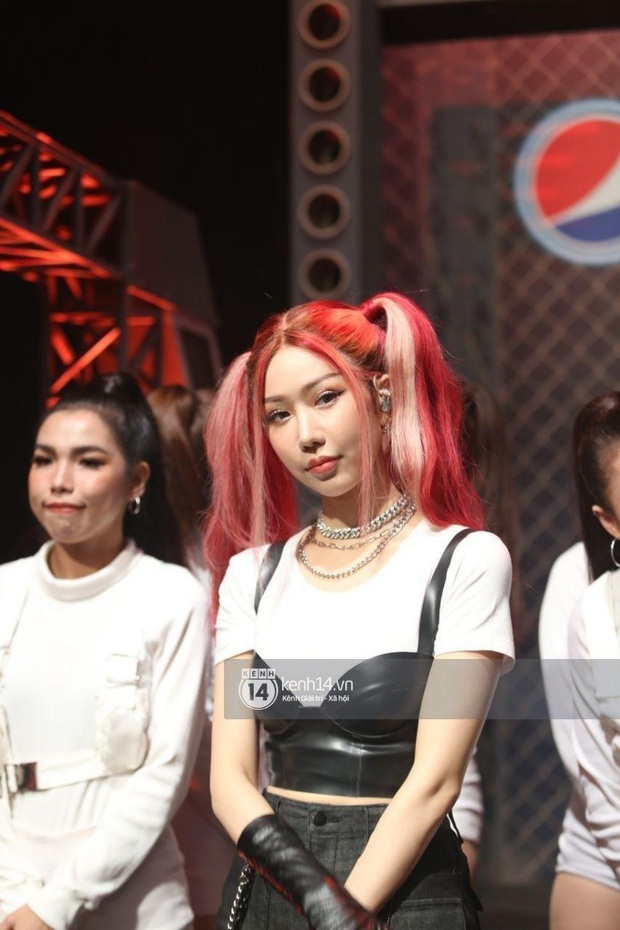 Dàn sao mặc cố đổ bộ 2 cuộc thi rap: Khả Như (Rap Việt) lên đồ rách tả tơi nhưng chưa gây choáng bằng MC Phí Linh (King Of Rap) - Ảnh 14. Dàn sao mặc cố đổ bộ 2 cuộc thi rap: Khả Như (Rap Việt) lên đồ rách tả tơi nhưng chưa gây choáng bằng MC Phí Linh (King Of Rap) - Ảnh 14.