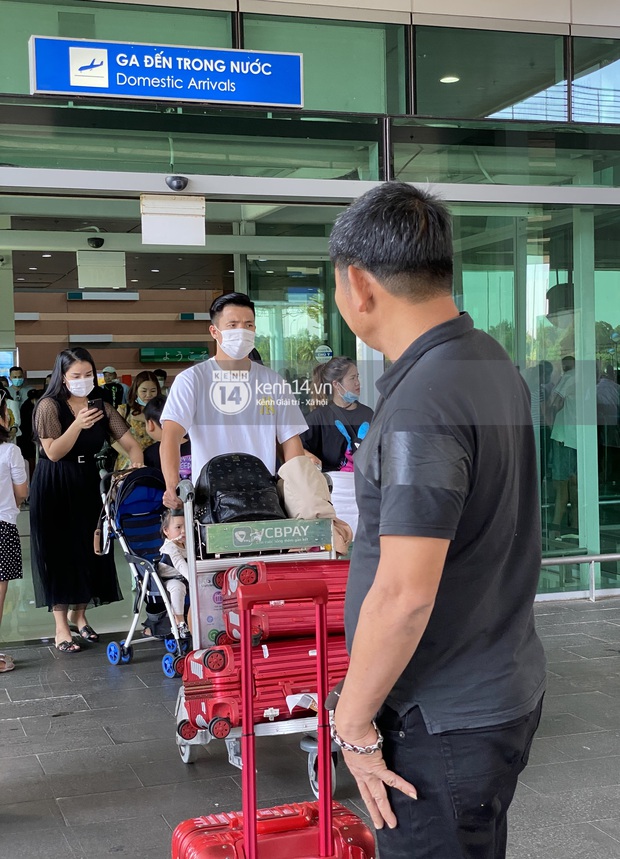 Độc quyền: Hình ảnh đầu tiên của vợ chồng Bùi Tiến Dũng tại sân bay, đi dự đám cưới Công Phượng ở Phú Quốc - Ảnh 1.