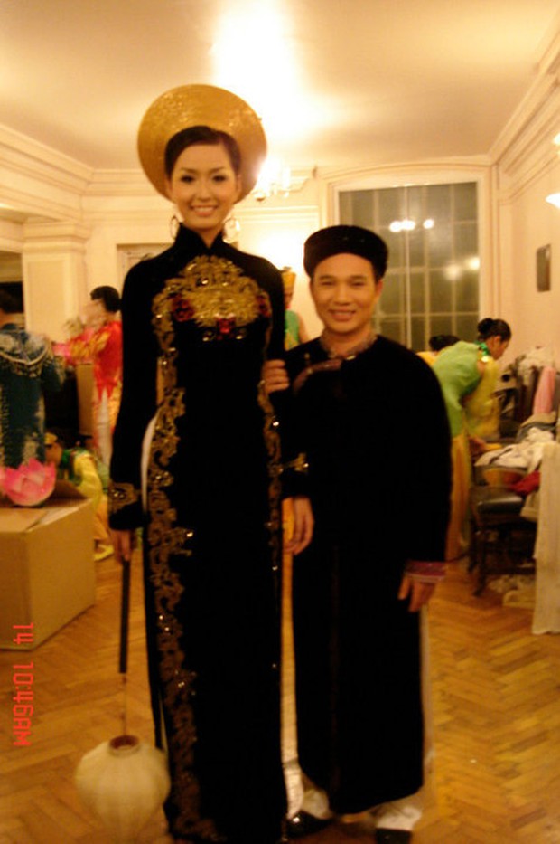 Mai Phương Thuý thả dáng khoe body giữa phố mà như... người khổng lồ, du khách Tây cao lớn cũng phải ngoái nhìn - Ảnh 6. Mai Phương Thuý thả dáng khoe body giữa phố mà như... người khổng lồ, du khách Tây cao lớn cũng phải ngoái nhìn - Ảnh 6.