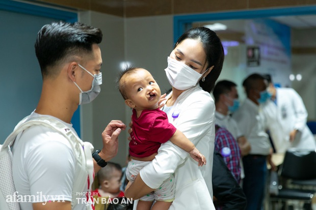 Xúc động câu nói của em bé hở hàm ếch trước giờ phẫu thuật: Cố lên con, con sắp được mỉm cười rồi! - Ảnh 11.