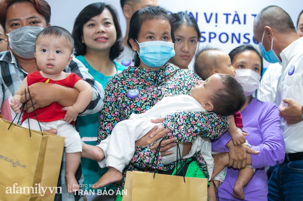 Xúc động câu nói của em bé hở hàm ếch trước giờ phẫu thuật: Cố lên con, con sắp được mỉm cười rồi! - Ảnh 12.