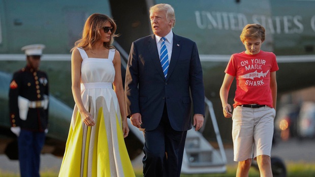 Thói quen thường xuyên của Hoàng tử Nhà Trắng Barron Trump khi đi cùng bố mẹ suốt 4 năm qua mà không mấy ai để ý tới - Ảnh 3.