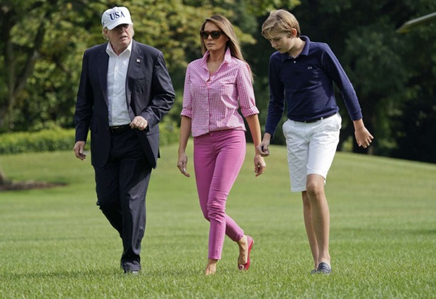 Thói quen thường xuyên của Hoàng tử Nhà Trắng Barron Trump khi đi cùng bố mẹ suốt 4 năm qua mà không mấy ai để ý tới - Ảnh 5.