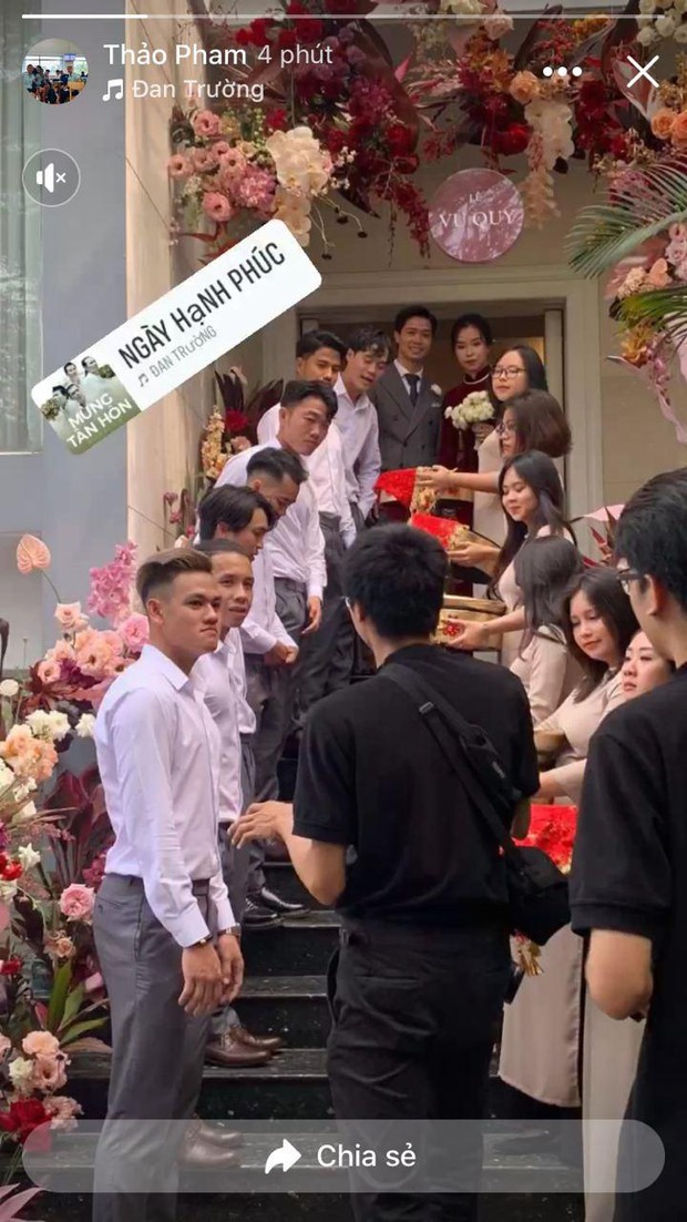 Đám rước dâu Công Phượng - Viên Minh: Cô dâu cực xinh, tay nắm chặt chú rể, dàn phù rể cầu thủ nô nức chuẩn bị tráp - Ảnh 6. Đám rước dâu Công Phượng - Viên Minh: Cô dâu cực xinh, tay nắm chặt chú rể, dàn phù rể cầu thủ nô nức chuẩn bị tráp - Ảnh 6.