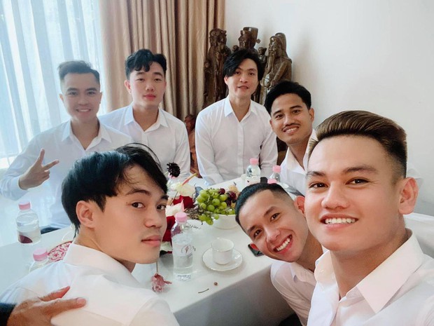 Đám rước dâu Công Phượng - Viên Minh: Cô dâu cực xinh, tay nắm chặt chú rể, dàn phù rể cầu thủ nô nức chuẩn bị tráp - Ảnh 5. Đám rước dâu Công Phượng - Viên Minh: Cô dâu cực xinh, tay nắm chặt chú rể, dàn phù rể cầu thủ nô nức chuẩn bị tráp - Ảnh 5.