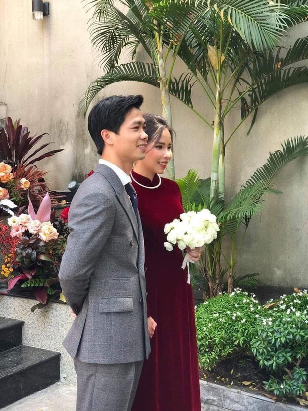 Đám rước dâu Công Phượng - Viên Minh: Cô dâu cực xinh, tay nắm chặt chú rể, dàn phù rể cầu thủ nô nức chuẩn bị tráp - Ảnh 2. Đám rước dâu Công Phượng - Viên Minh: Cô dâu cực xinh, tay nắm chặt chú rể, dàn phù rể cầu thủ nô nức chuẩn bị tráp - Ảnh 2.