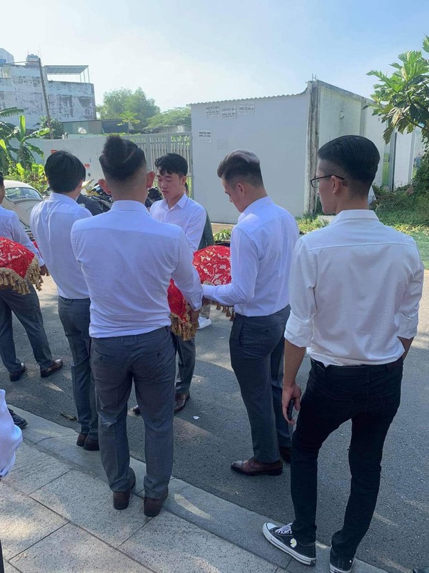 Đám rước dâu Công Phượng - Viên Minh: Cô dâu cực xinh, tay nắm chặt chú rể, dàn phù rể cầu thủ nô nức chuẩn bị tráp - Ảnh 4. Đám rước dâu Công Phượng - Viên Minh: Cô dâu cực xinh, tay nắm chặt chú rể, dàn phù rể cầu thủ nô nức chuẩn bị tráp - Ảnh 4.