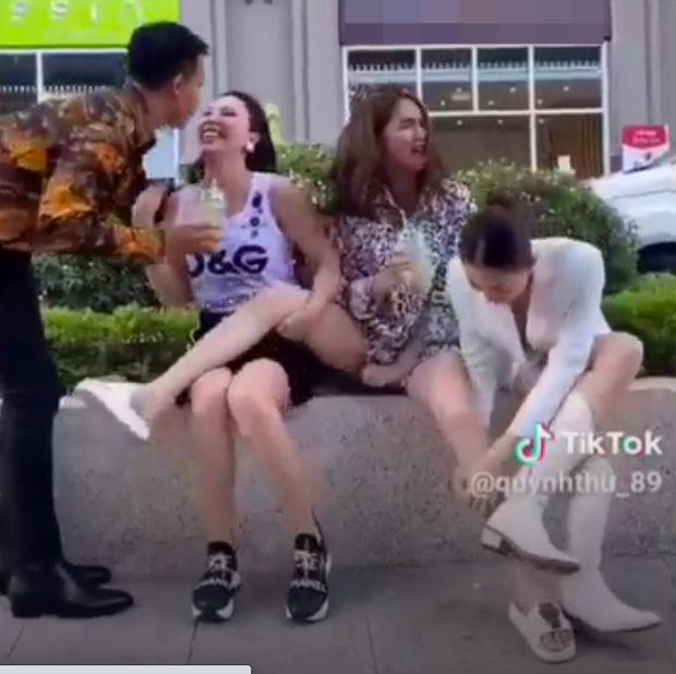 Ngọc Trinh bị netizen chỉ trích vì ngồi dạng chân phản cảm trong clip tấu hài cùng hội bạn thân - Ảnh 4. Ngọc Trinh bị netizen chỉ trích vì ngồi dạng chân phản cảm trong clip tấu hài cùng hội bạn thân - Ảnh 4.