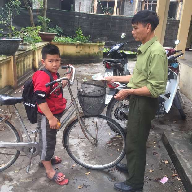 Hà Nội: Cháu bé lớp 4 nhặt được khoảng 3 triệu đồng trên đường đi học liền đạp xe đến giao cho công an rồi mới chịu tới trường - Ảnh 2.