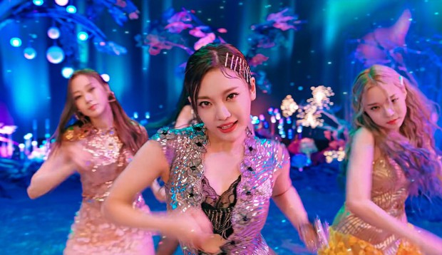 Soi nhan sắc aespa trong MV debut: Center thị phi lệch chuẩn nhà SM, bản sao Bích Phương cực xinh, 2 mỹ nhân còn lại như làm nền - Ảnh 10.