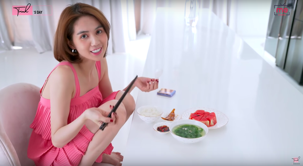 Cho Ngọc Trinh ăn cơm trưa toàn món đạm bạc “nhà quê”, Thuý Kiều bất ngờ với phản ứng của “nữ chủ tịch” ở cuối tin nhắn - Ảnh 1.