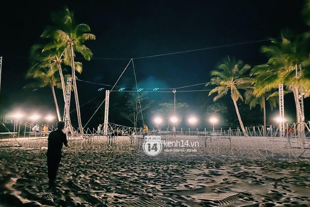 Hé lộ hình ảnh đầu tiên địa điểm diễn ra siêu đám cưới của Công Phượng ở Phú Quốc: Bãi biển resort hạng sang, ekip set up ngay trong đêm - Ảnh 11.