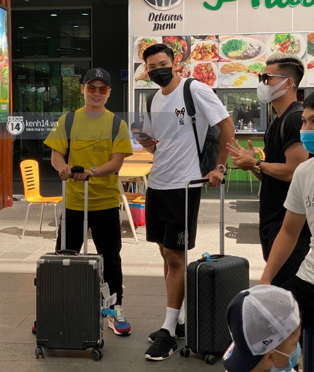 Hội cầu thủ ra sân bay đi siêu đám cưới: Hàng hiệu không thiếu, đáng chú ý là đồng hồ cả trăm triệu của Công Phượng và Văn Hậu - Ảnh 12. Hội cầu thủ ra sân bay đi siêu đám cưới: Hàng hiệu không thiếu, đáng chú ý là đồng hồ cả trăm triệu của Công Phượng và Văn Hậu - Ảnh 12.