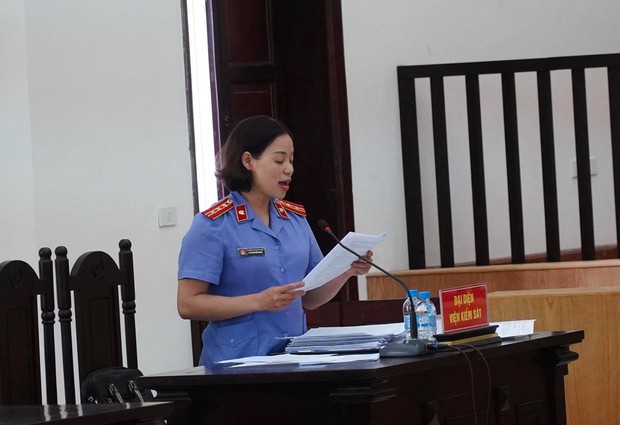 Luật sư bào chữa xin giảm nhẹ hình phạt cho nữ bị cáo, VKS hỏi sao không nghĩ đến những ngày hành hạ con đến chết? - Ảnh 7. Luật sư bào chữa xin giảm nhẹ hình phạt cho nữ bị cáo, VKS hỏi sao không nghĩ đến những ngày hành hạ con đến chết? - Ảnh 7.