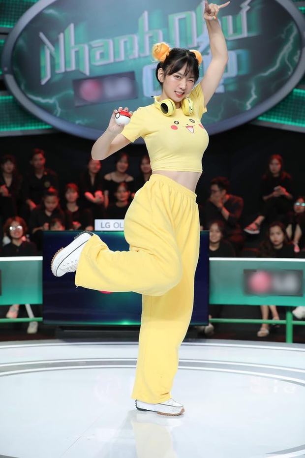 Chuyện hài nhất hôm nay: Hot girl TikTok Lê Bống diện đồ nhạy cảm lên sóng truyền hình, bị chỉ trích lại thanh minh: Không biết trông sẽ phản cảm - Ảnh 2. Chuyện hài nhất hôm nay: Hot girl TikTok Lê Bống diện đồ nhạy cảm lên sóng truyền hình, bị chỉ trích lại thanh minh: Không biết trông sẽ phản cảm - Ảnh 2.