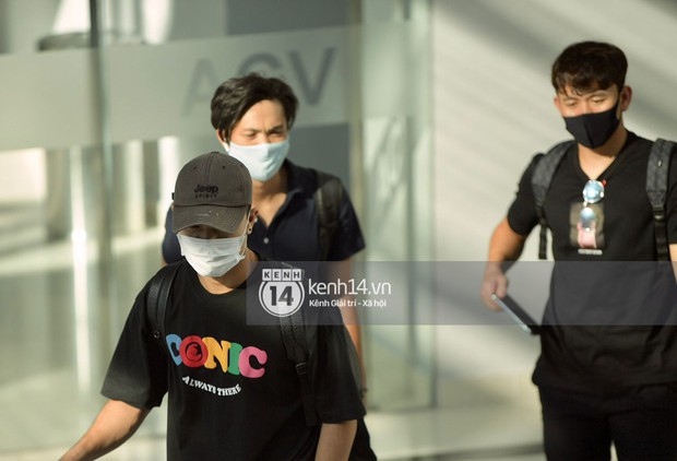 Visual cực gắt của chú rể Công Phượng và dàn khách mời toàn cầu thủ hot trong loạt ảnh chụp vội - Ảnh 4.