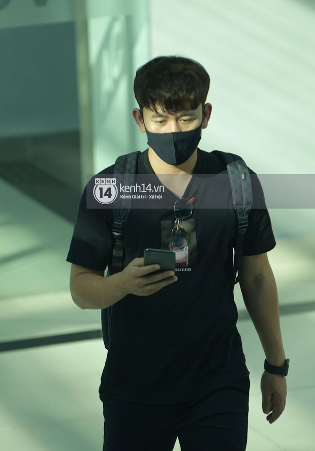 Visual cực gắt của chú rể Công Phượng và dàn khách mời toàn cầu thủ hot trong loạt ảnh chụp vội - Ảnh 5.