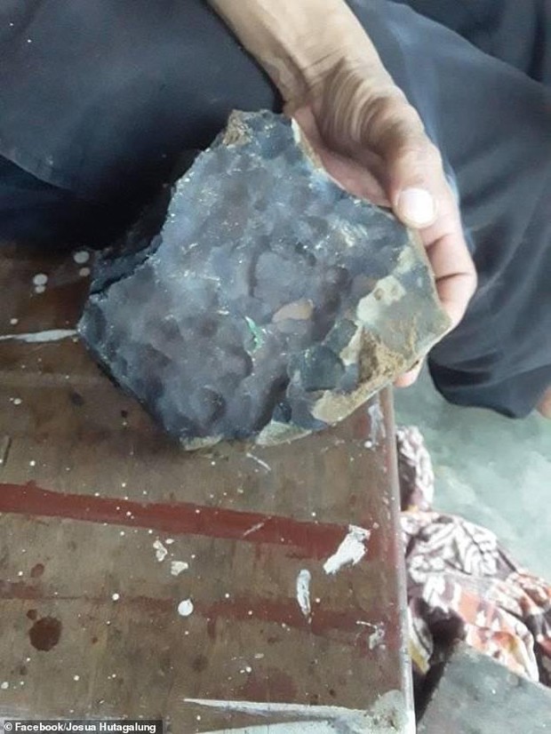 Chàng trai bị thiên thạch 43 tỷ đồng rơi thủng mái nhà, giàu sang ập tới trở tay không kịp - Ảnh 3. Chàng trai bị thiên thạch 43 tỷ đồng rơi thủng mái nhà, giàu sang ập tới trở tay không kịp - Ảnh 3.