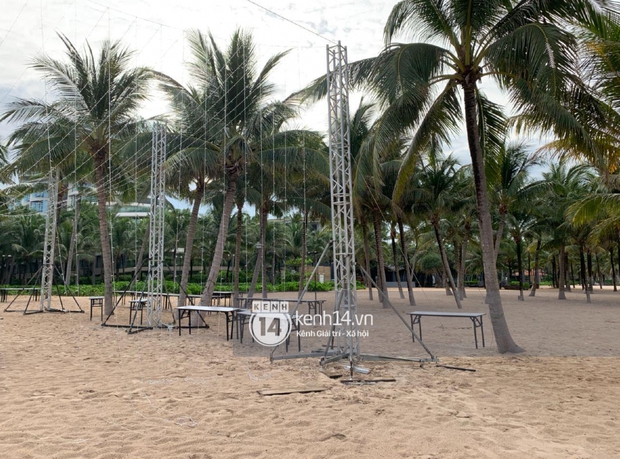 Hé lộ hình ảnh đầu tiên địa điểm diễn ra siêu đám cưới của Công Phượng ở Phú Quốc: Bãi biển resort hạng sang, ekip set up ngay trong đêm - Ảnh 2.