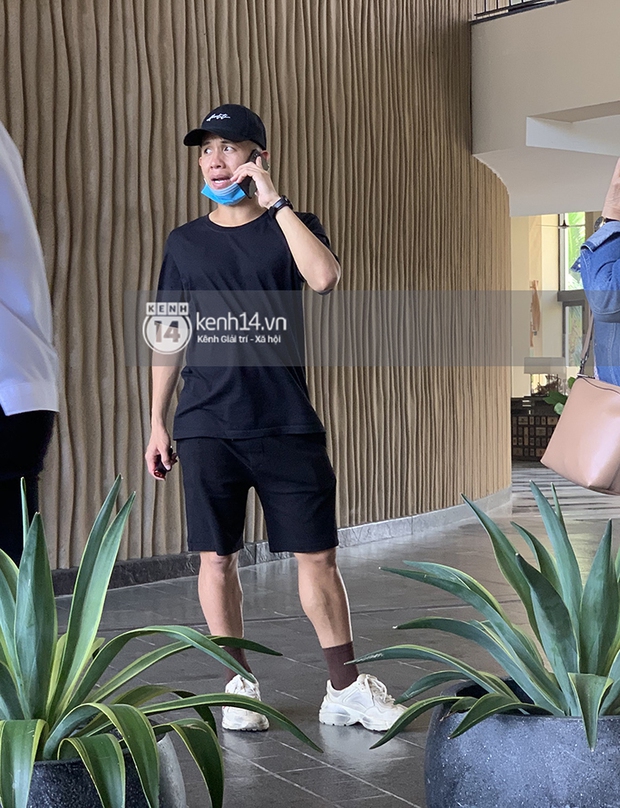 Dàn cầu thủ đã đến Phú Quốc ăn cưới Công Phượng: Dũng gôn giật spotlight, Tiến Linh xách theo vest cưới hứa hẹn đêm nay cực bảnh! - Ảnh 17. Dàn cầu thủ đã đến Phú Quốc ăn cưới Công Phượng: Dũng gôn giật spotlight, Tiến Linh xách theo vest cưới hứa hẹn đêm nay cực bảnh! - Ảnh 17.