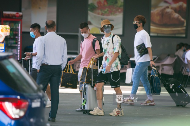 Hội cầu thủ ra sân bay đi siêu đám cưới: Hàng hiệu không thiếu, đáng chú ý là đồng hồ cả trăm triệu của Công Phượng và Văn Hậu - Ảnh 14. Hội cầu thủ ra sân bay đi siêu đám cưới: Hàng hiệu không thiếu, đáng chú ý là đồng hồ cả trăm triệu của Công Phượng và Văn Hậu - Ảnh 14.
