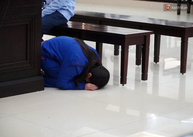 The accused woman abused her 3-year-old daughter to the death, kneeling, crying and apologizing to her mother-in-law and in-laws: the accused never stopped tormenting herself - Photo 3.